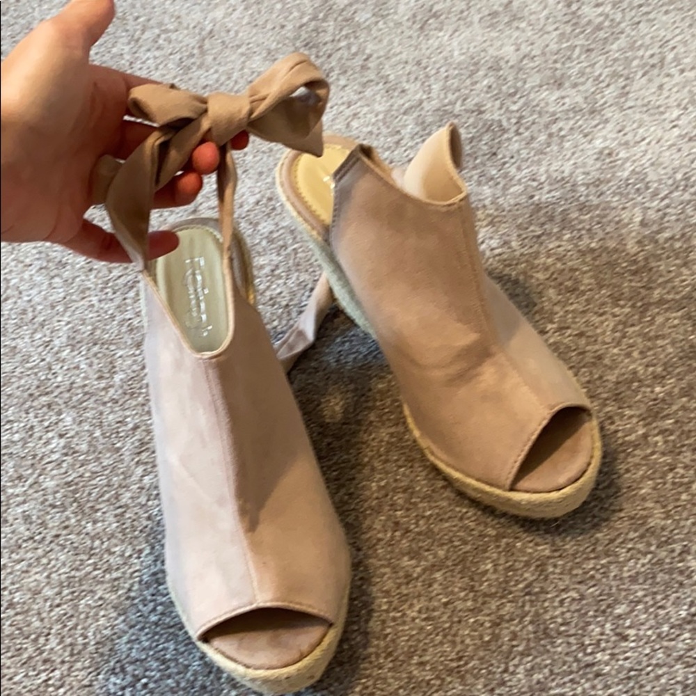 Tie back wedges